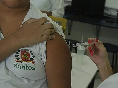 Alunos de escola municipal em Santos recebem vacina contra HPV e meningite