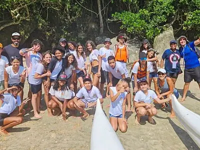 Alunos do Parquinho Tecnológico de Santos curtem dia especial de aprendizado em praia do Guarujá