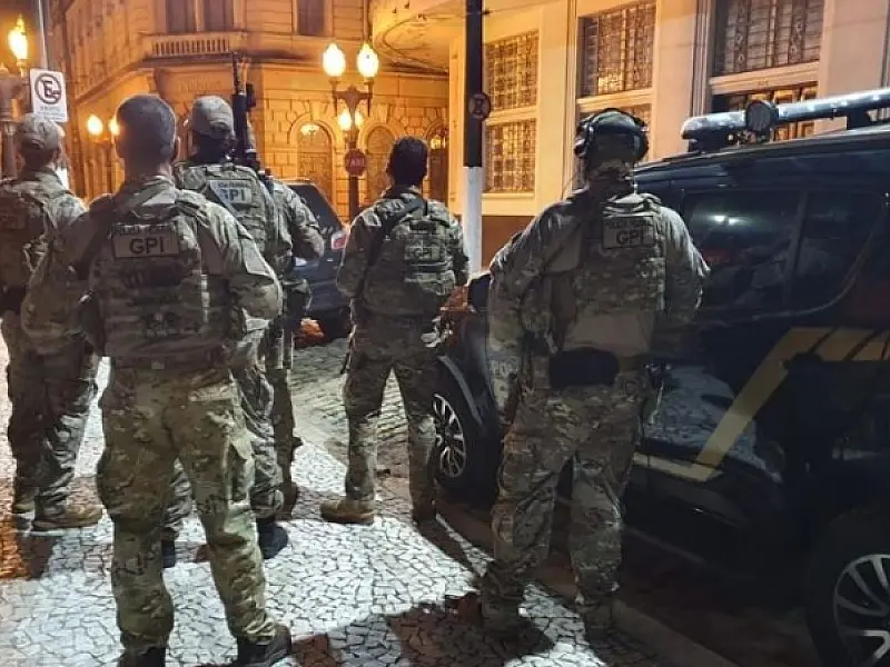 PF prende dois suspeitos durante ação de combate ao tráfico internacional
