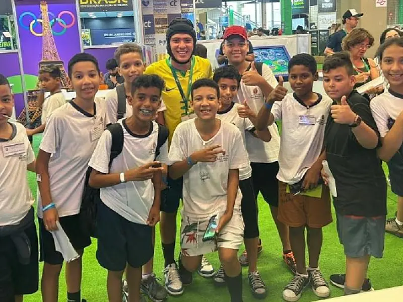 Mãe vende o carro para apostar na carreira do Goleiro de Capacete