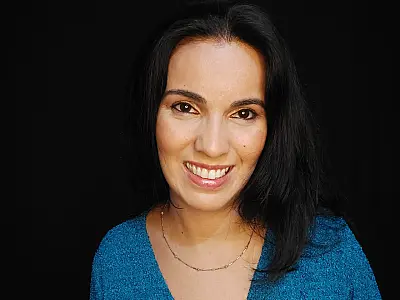 Com 33 anos de carreira Thalita Góes continua levando sua arte para o grande público