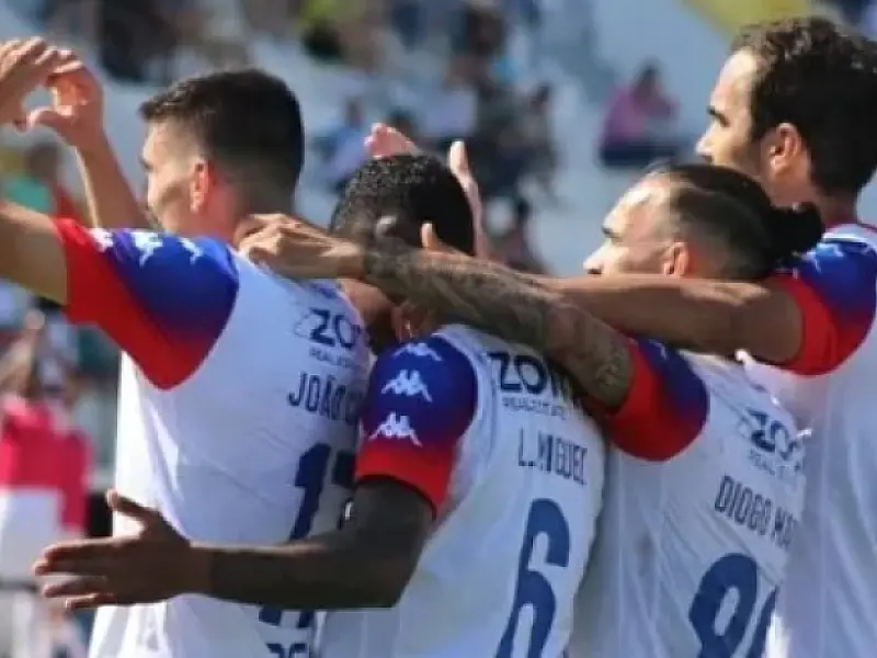 Clube gerido por brasileiros volta ao futebol de Portugal após 19 anos