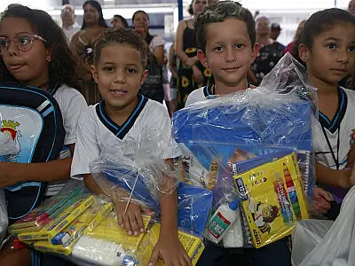 Professores são contemplados com kits escolares pela primeira vez no Guarujá