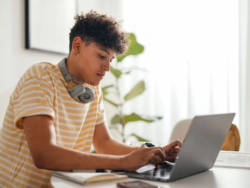 Pé-de-Meia: estudantes já podem consultar dados no portal do MEC