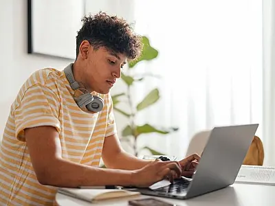 Pé-de-Meia: estudantes já podem consultar dados no portal do MEC