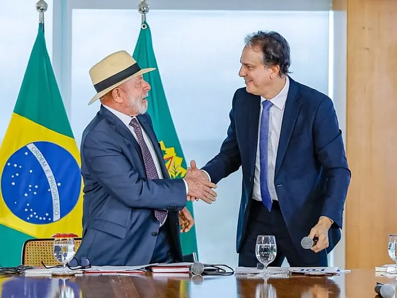 Lula sanciona lei que limita o uso de celulares nas escolas