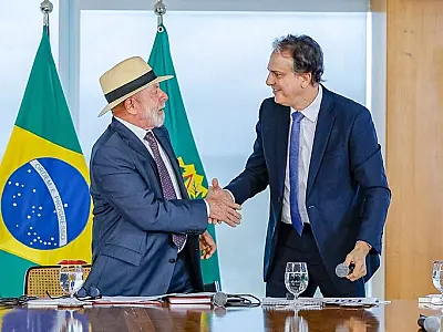 Lula sanciona lei que limita o uso de celulares nas escolas