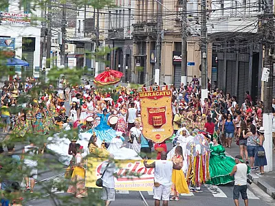 Maracatu Quiloa realiza mostra de arte e cortejo em Santos