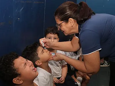 Van oftalmológica chega à escola municipal para examinar alunos em Santos