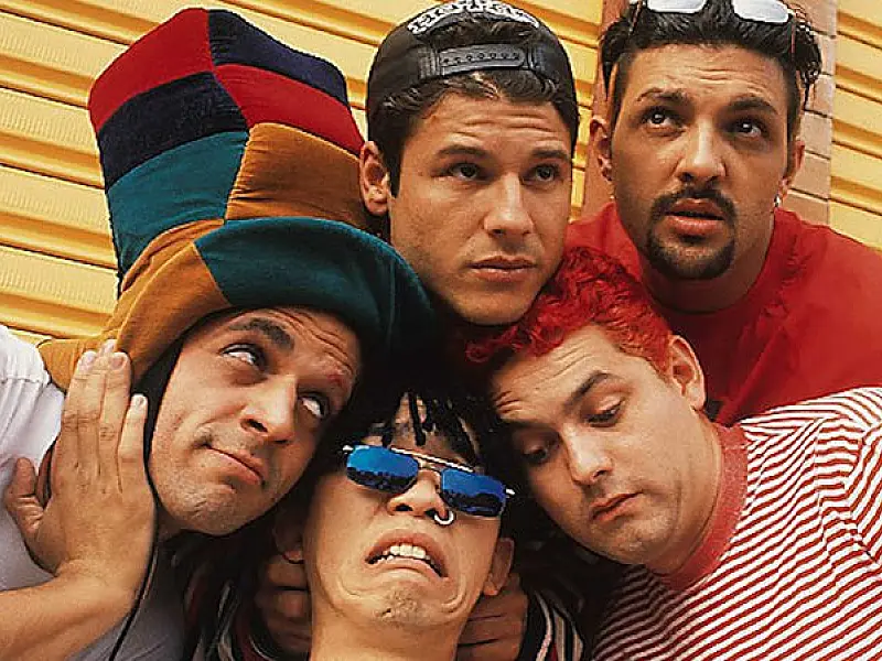 'Mamonas Assassinas' recupera humor da banda e desafia politicamente correto