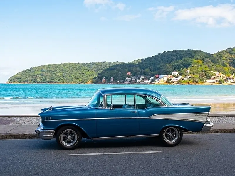 São Vicente recebe encontro de carros clássicos na Praia do Gonzaguinha