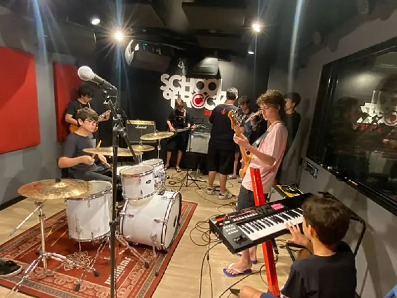 School of Rock Santos realiza primeiro show ao vivo dos alunos em evento aberto no Rusbé Bar
