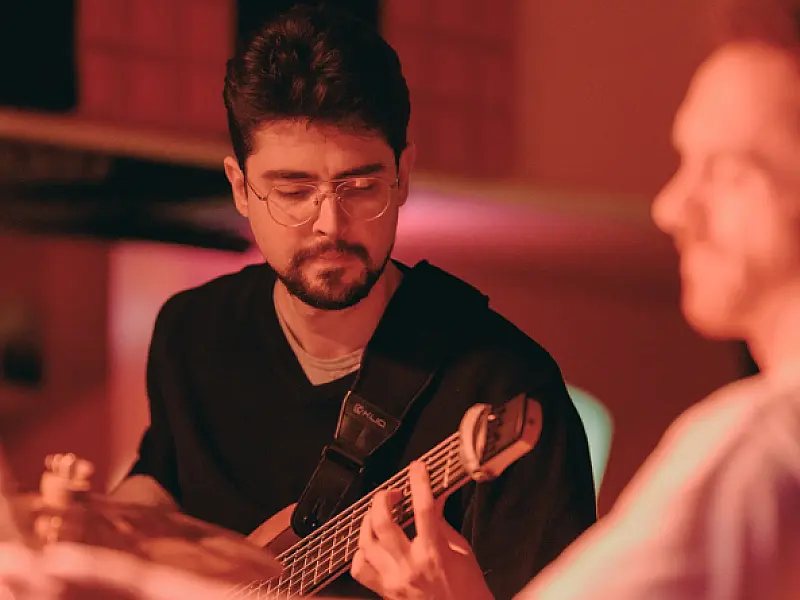 THE SPONTANEOUS JAM SESSION captura magia da improvisação no álbum "Live at pinkFROG cafe Vol.1"
