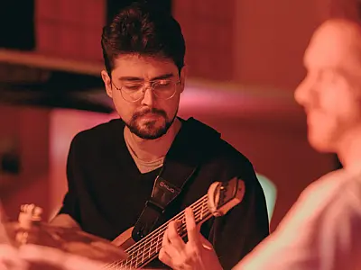 THE SPONTANEOUS JAM SESSION captura magia da improvisação no álbum "Live at pinkFROG cafe Vol.1"