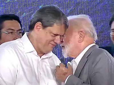 Lula e Tarcísio trocam afagos em Santos e celebram parceria sob vaias e aplausos
