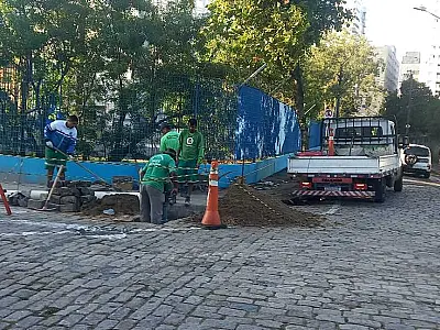 Serviços na rede de drenagem evitam alagamentos próximos ao Orquidário em Santos