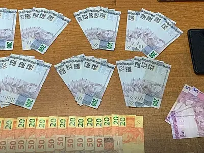 Trio flagrado com R$ 7,8 mil em notas falsas acaba preso