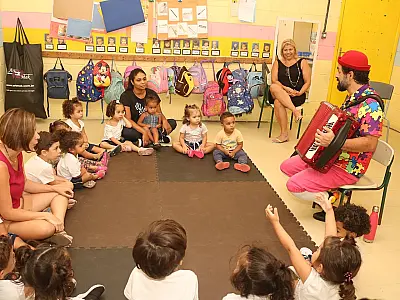 Crianças aprendem e se divertem com música em projeto de escola municipal de Santos