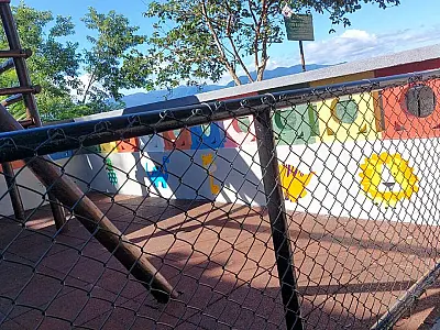 Mais uma área de descarte de lixo se transforma em playground em morro de Santos