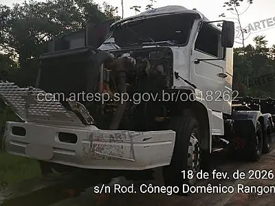 Acidente com carreta provoca congestionamento de 3 km na SP-055, em Santos