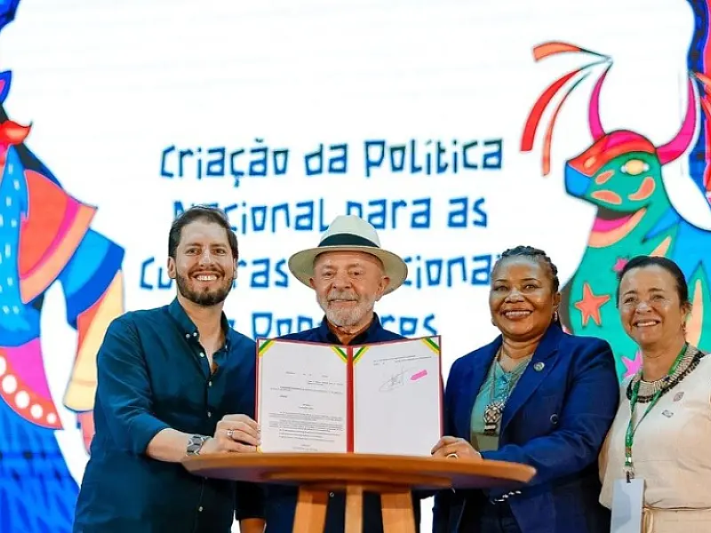 Presidente Lula  exalta as potencialidades culturais do país e assina dois decretos