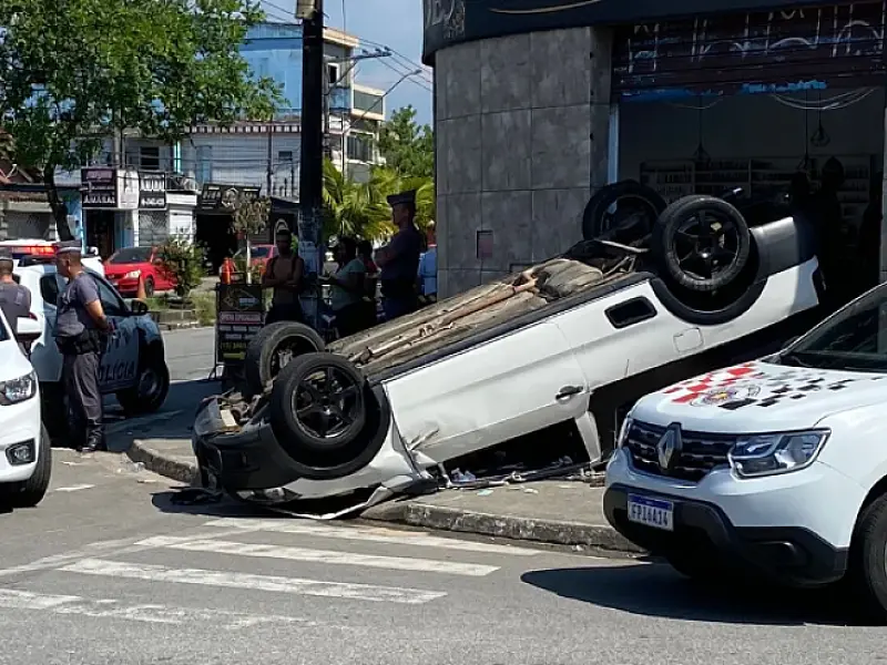 Carro capota em cima de mulher e vítima sofre traumatismo craniano em São Vicente