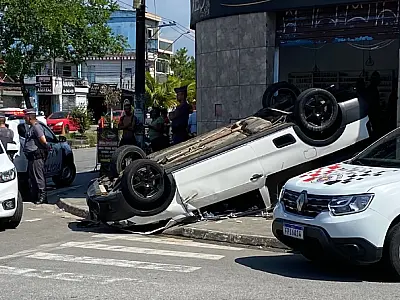 Carro capota em cima de mulher e vítima sofre traumatismo craniano em São Vicente