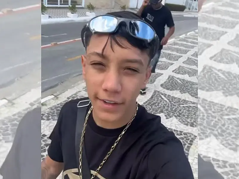 Influenciador Meno Kabrinha é baleado na cabeça durante assalto em praia no Guarujá