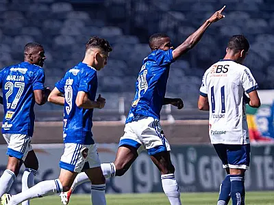 Cruzeiro vira com gol de letra e bate Bragantino na estreia do técnico Pepa