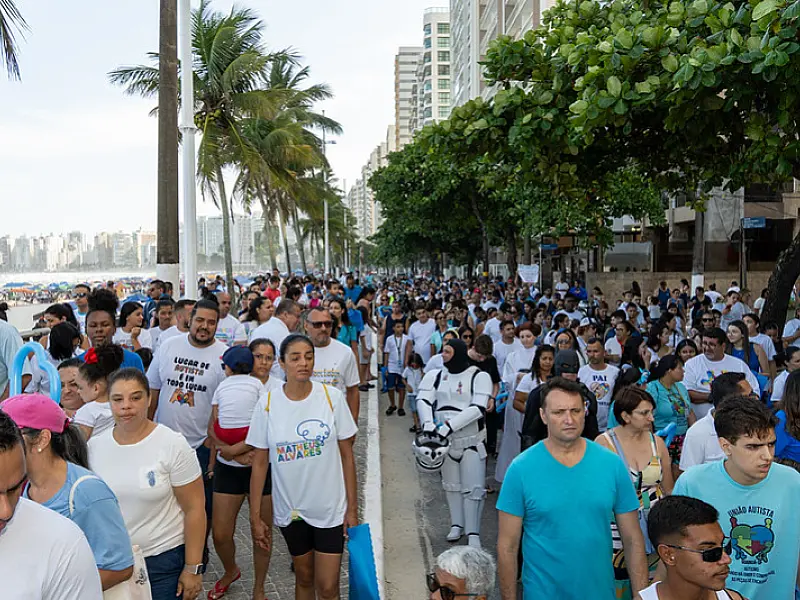 Caminhada pela conscientização do autismo reúne cerca de mil pessoas, em Guarujá
