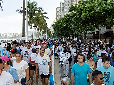 Caminhada pela conscientização do autismo reúne cerca de mil pessoas, em Guarujá