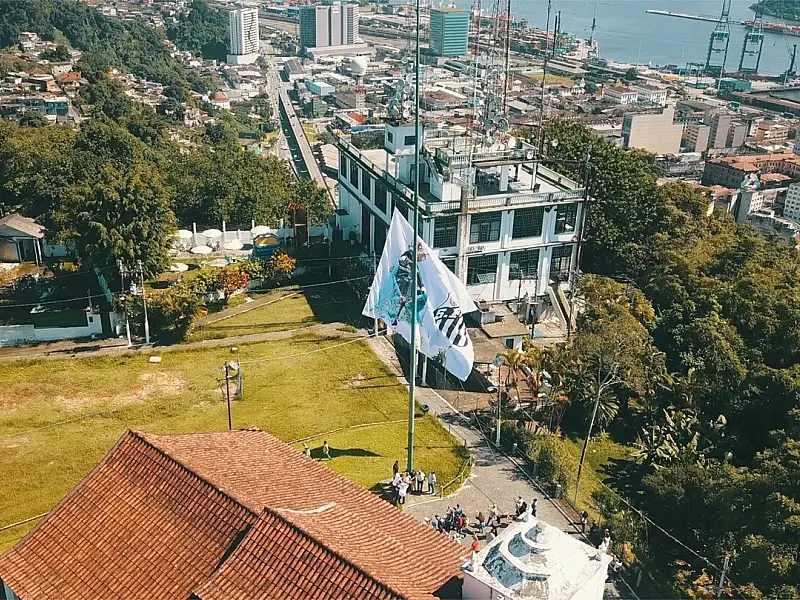 Bandeira do Santos é hasteada no Monte Serrat pelos aos 110 anos do clube