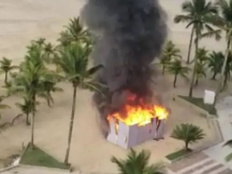 Banheiro químico pega fogo na orla da praia e assusta a população