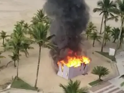 Banheiro químico pega fogo na orla da praia e assusta a população