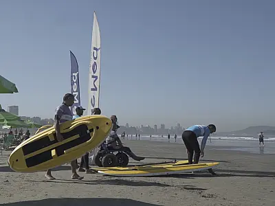Prancha de surfe adaptada para pessoas com deficiência é referência mundial