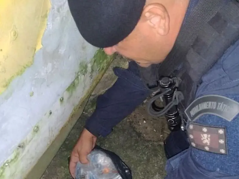 GCM apreende drogas escondidas sob trailer abandonado em São Vicente