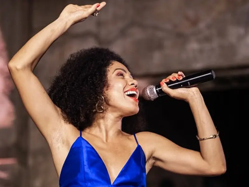 Leticia Caires, artista da Baixada Santista, faz show no próximo dia 3, em Santos