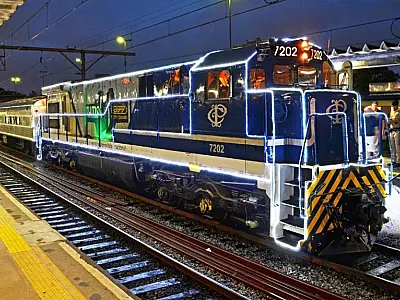 Trem de Natal instagramável faz parada no Centro de Santos nesta quinta