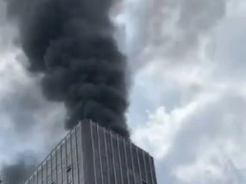 Prédio pega fogo e é evacuado na avenida Paulista