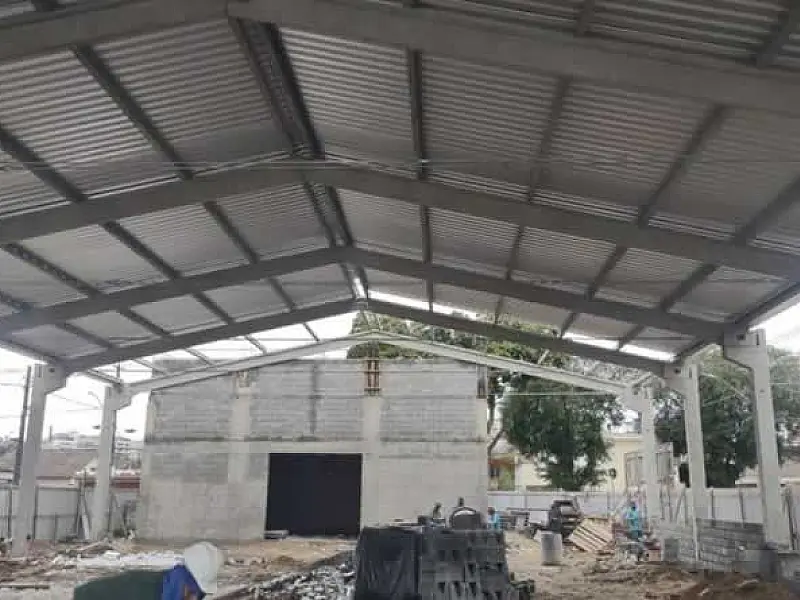 Quadra esportiva em construção já conta com telhado em Santos