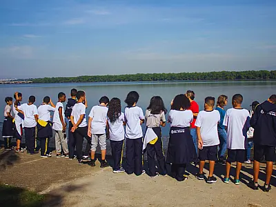 Escola municipal de São Vicente e instituto ambiental instalam ecobarreira em área de manguezal