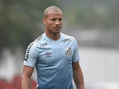 Carlos Sanchéz perde espaço no Santos após chegada de Bustos