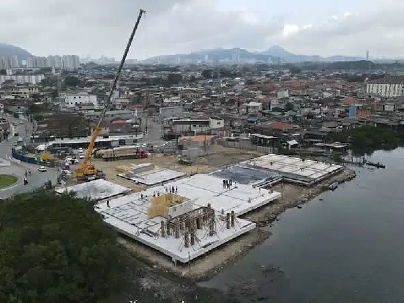 Primeiro prédio do Parque Palafitas já toma forma no Dique da Vila Gilda em Santos
