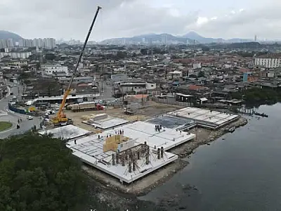 Primeiro prédio do Parque Palafitas já toma forma no Dique da Vila Gilda em Santos