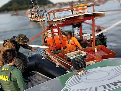 PM Ambiental Marítima flagra pesca irregular e apreende 140 kg de camarão em Guarujá