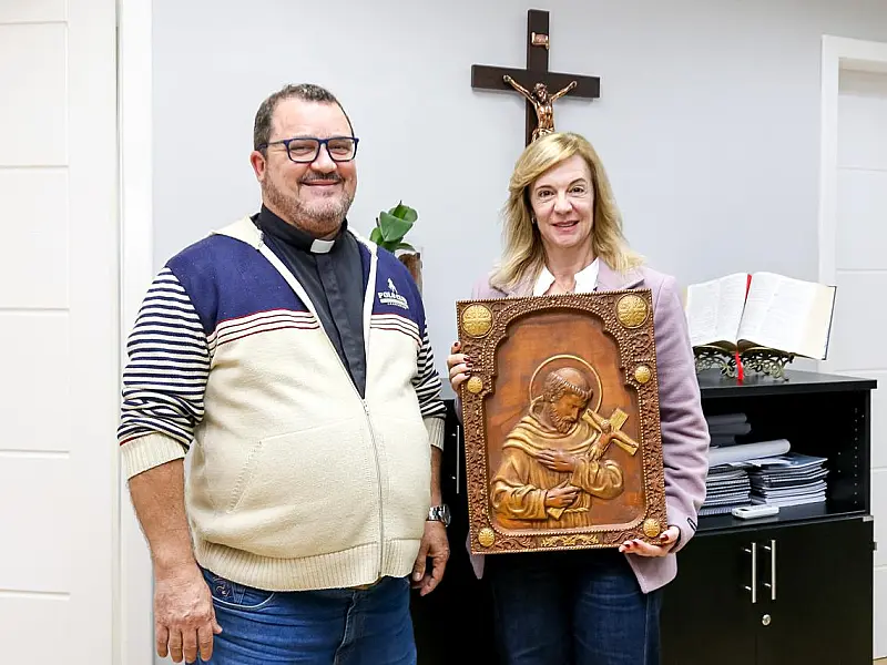 Prefeita e pároco renovam convite para os festejos à Padroeira