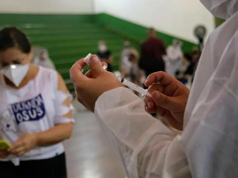 Sem doses, Santos paralisa vacinação de adolescentes