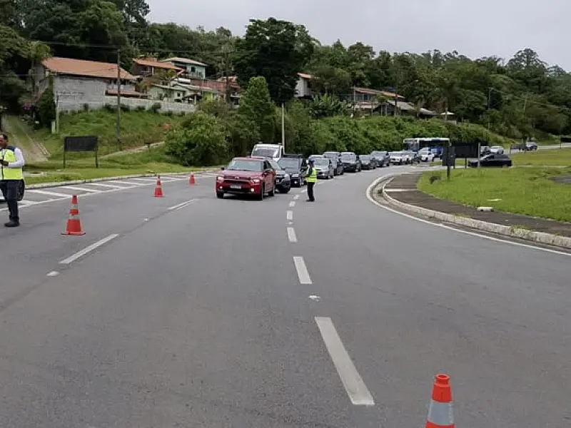 Grande volume de chuvas interdita Serra Mogi-Bertioga (SP-098); veja situação no litoral