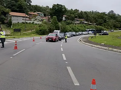 Grande volume de chuvas interdita Serra Mogi-Bertioga (SP-098); veja situação no litoral