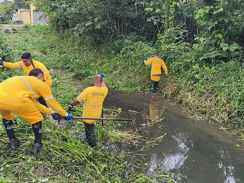 Zeladoria e tapa-buraco prosseguem em diversos locais de Guarujá
